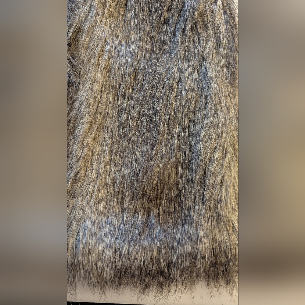H&M Women’s Beige Stylish Lightweight Faux Fur Vest. Size 4 - Picture 6 of 11
